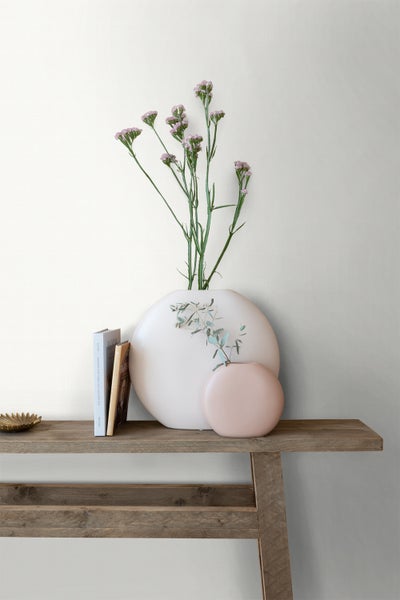 Dekoratives Stillleben mit Vasen und Blumen auf einem Holztisch