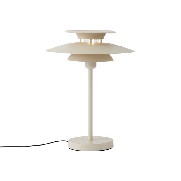 Cremefarbene Tischleuchte aus Metall mit dreiteiligem Schirm und rundem Standfuß.