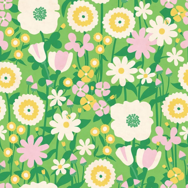 Grüne Tapete mit Blumenmuster im Retro-Stil mit weißen, gelben und rosa Blüten sowie gelben Marienkäfern.