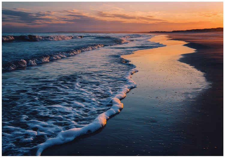 Wellen rollen an einem Strand im Abendlicht