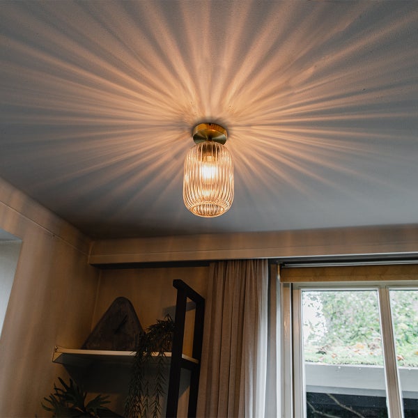 Deckenleuchte mit geripptem Glasschirm im Wohnzimmer