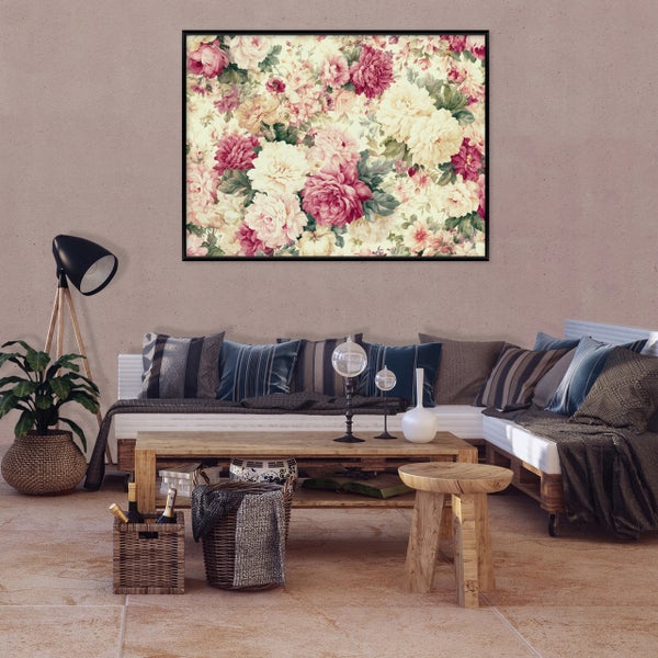Wohnzimmer mit Palettensofa, Holztisch, Stehlampe und einem gerahmten Wandbild mit Blumenmuster an einer strukturierten Wand.