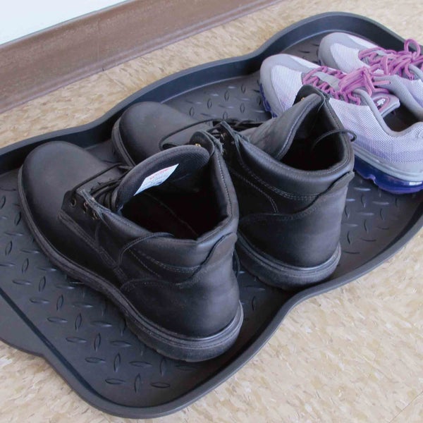 Schuhablage mit zwei Paar Schuhen