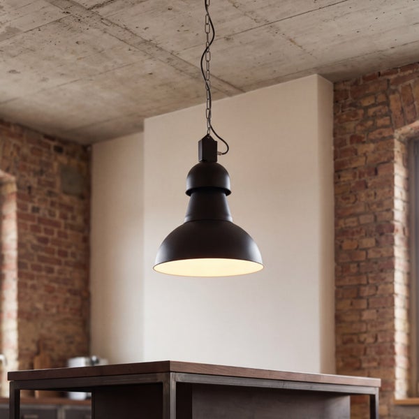 Industrie Pendelleuchte im Loft Stil mit Kettengliedaufhängung über einem Küchentisch in einem Raum mit Sichtbetondecke und Ziegelsteinwänden.