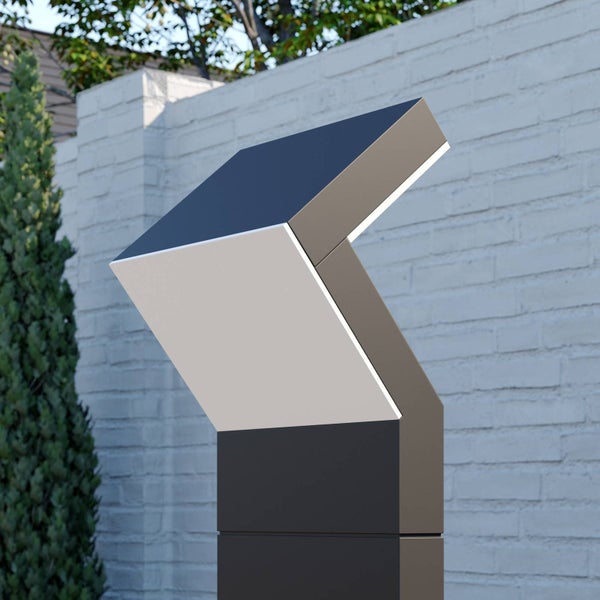 Moderne LED-Solarleuchte in Z-Form mit schwarzem Gehäuse und integriertem Solarpanel im Außenbereich vor einer Steinmauer.