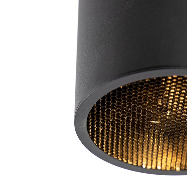 Detailaufnahme einer Deckenleuchte mit wabenförmigem Einsatz