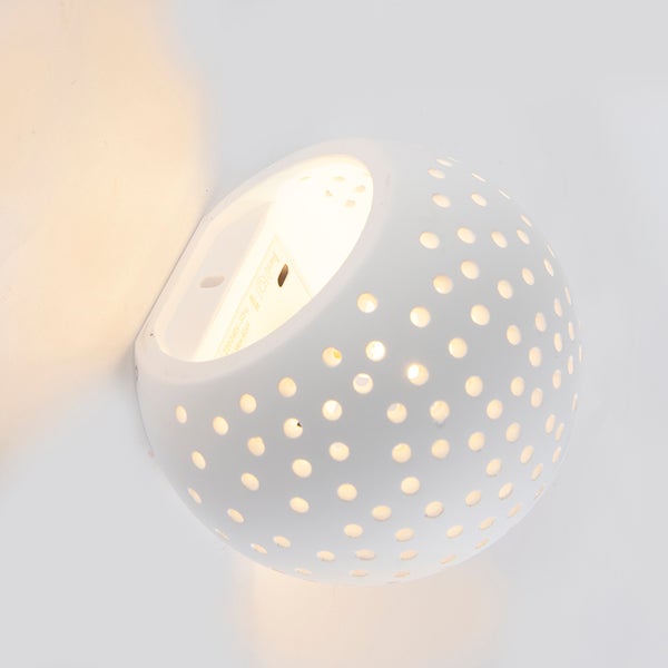 Weiße Wandleuchte mit Lochmuster
