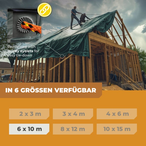 Bauarbeiter decken einen hölzernen Dachstuhl mit einer grünen Abdeckplane ab, die über verstärkte Ösen verfügt und in sechs Größen erhältlich ist.