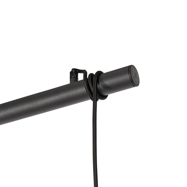 Detailansicht einer schwarzen Stange mit einem daran befestigten Kabel