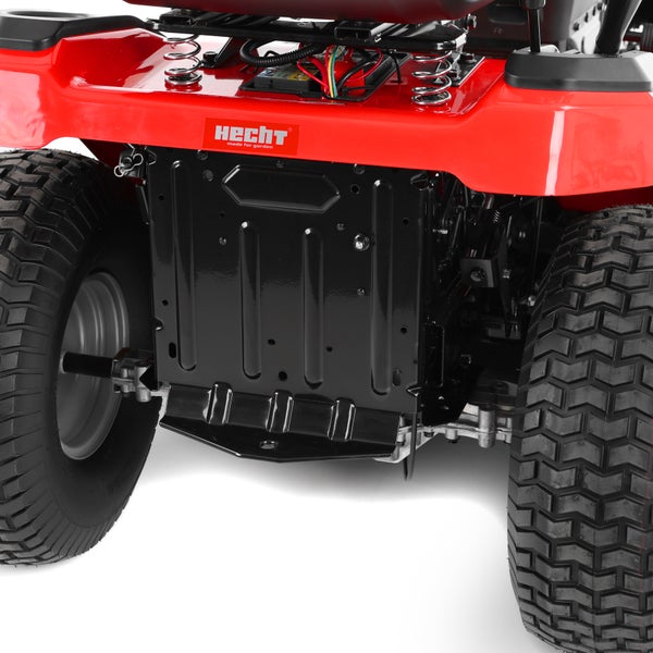 Rückansicht eines roten Hecht Rasentraktors mit Anhängerkupplung, Profilreifen und Hecht Logo.