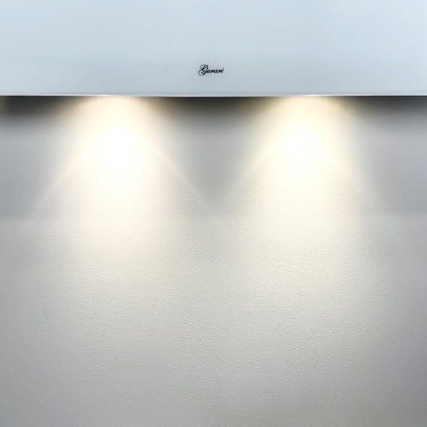 Dunstabzugshaube mit integrierter Beleuchtung und Gurari Logo montiert an einer Wand