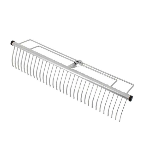 Breiter Rechenaufsatz aus Metall mit zahlreichen gebogenen Zinken und einer Halterung für den Stiel.