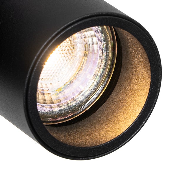 Nahaufnahme eines runden Strahlers mit Leuchtmittel