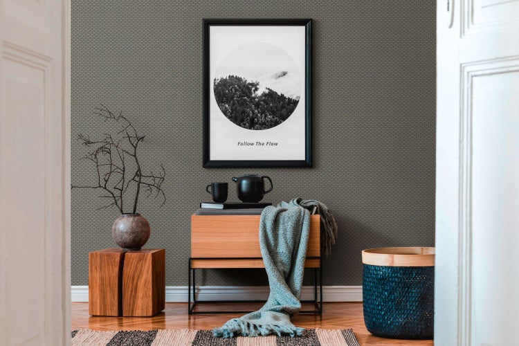 Raumansicht mit gemusterter Tapete, Kommode und dekorativen Elementen für ein stilvolles Interieur