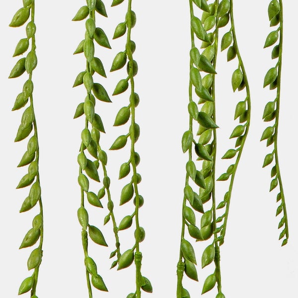 Künstliche Ranunkelblüte aus Textilmaterial in Flieder und Gelb.