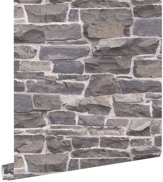 Tapete mit Steinmaueroptik auf einer Rolle