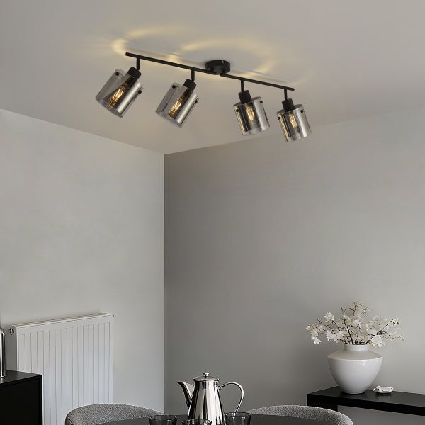 Deckenleuchte mit vier Strahlern und klaren Lampenschirmen im modernen Esszimmer
