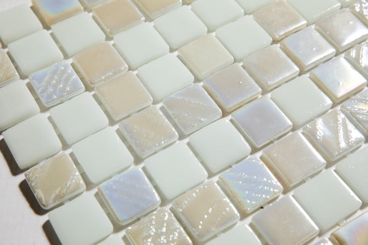 Zwei Zierkissen, jeweils 45 cm x 45 cm mit 12 cm Dicke, verziert mit Fransen