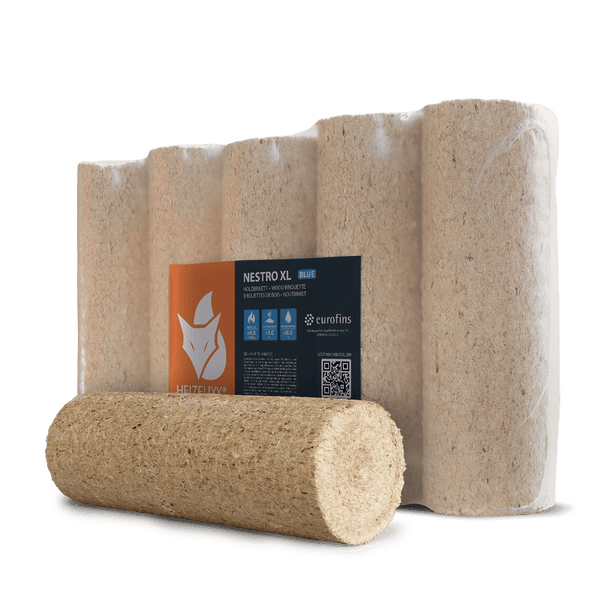 Heizfuxx Holzbriketts Nestro XL Blue, 5 Stück in Kunststofffolie verpackt mit einem davor liegenden runden Brikett.