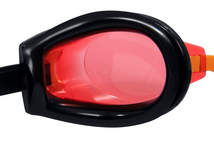 Nahaufnahme einer Schwimmbrille mit schwarzem Rahmen und rötlich getöntem Glas.