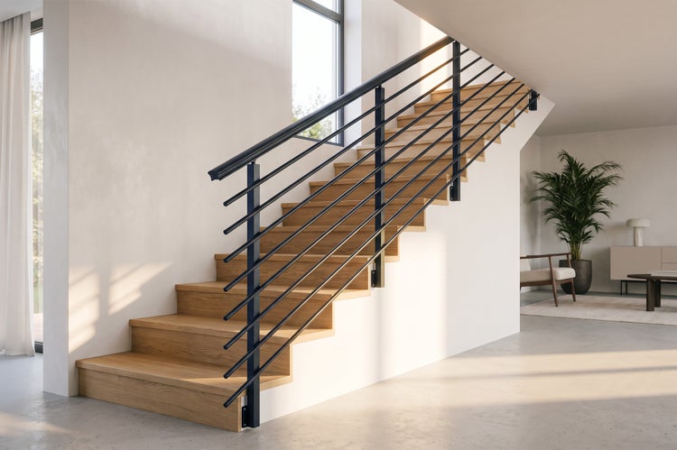 Moderne Treppe mit Holzstufen aus Eiche und einem schlichten Treppengeländer aus Metall in einem hellen, offenen Wohnbereich.