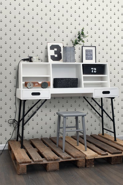 Schreibtisch mit Aufbewahrung und Hocker vor Anker-Tapete