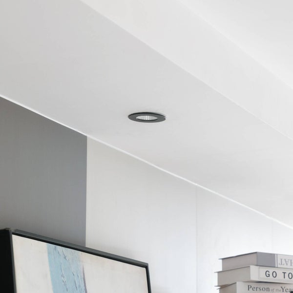 Schwarzer LED Einbaustrahler eingebaut in eine weisse Decke.
