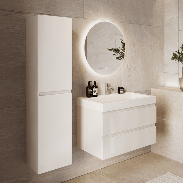 Modernes Badezimmer mit weißem Hochschrank, Waschbeckenunterschrank mit zwei Schubladen, weißem Waschbecken und rundem Spiegel mit LED-Beleuchtung.