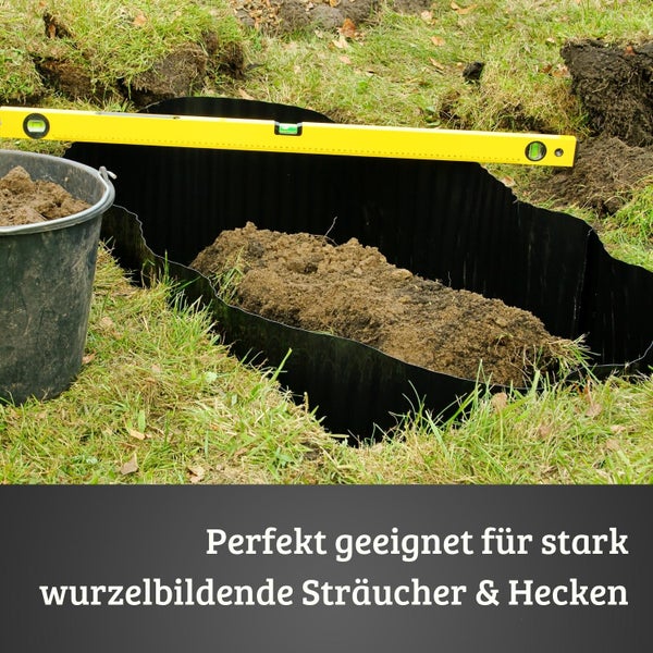 Installation einer Wurzelsperre mit Wasserwaage und Eimer im Garten