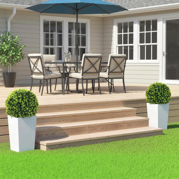 Terrasse mit Gartenmöbeln, Sonnenschirm und Dekoration im Garten