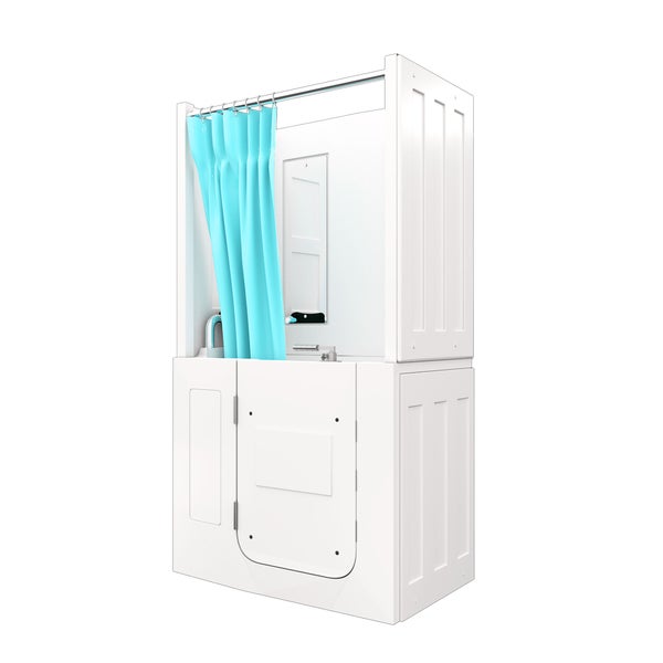 Sitzbadewanne mit Tür und hellblauem Duschvorhang für barrierefreies Baden