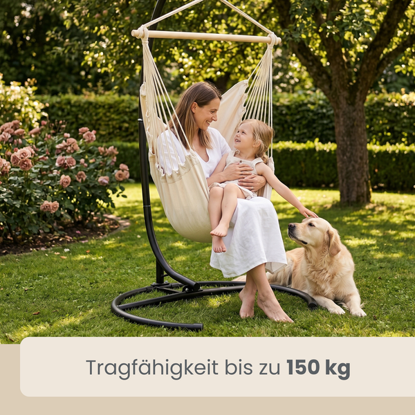 Cremefarbener Hängesessel mit Holzstab und schwarzem Metallgestell im Garten mit Familie und Hund, Tragfähigkeit bis zu 150 Kilogramm.