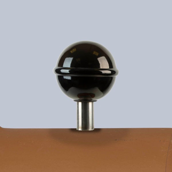 Schwarzer, glänzender Endknopf in Kugelform für Gardinenstangen mit silbernem Metallsockel.