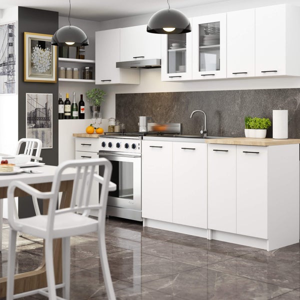 Helle Küche mit weißen Schränken, Herd und Esstisch mit Stühlen