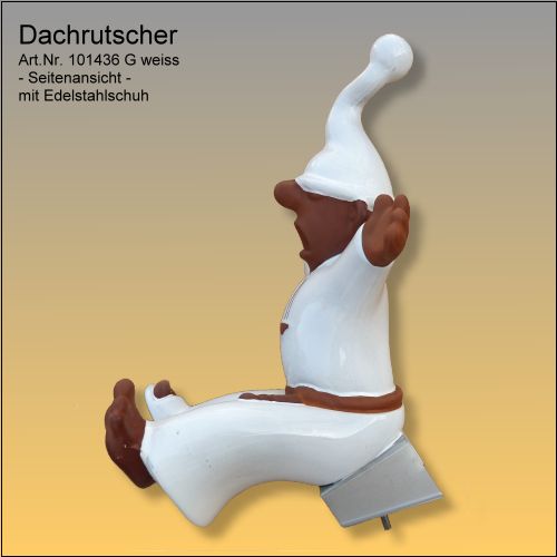 Dachrutscher Figur in weißer Kleidung, sitzende Position, Seitenansicht, mit Edelstahlschuh zur Montage auf dem Dachfirst.