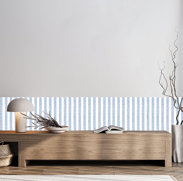 Dekoratives Wohnzimmer mit Kommode und gestreifter Bordüre