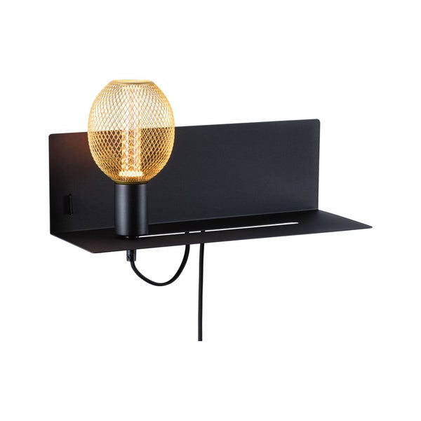Wandleuchte aus schwarzem Metall mit integrierter Ablagefläche und rundem, goldfarbenem Gitter-Schirm.