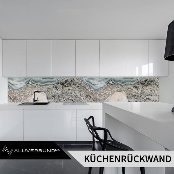 Moderne Küche mit Küchenrückwand in Marmoroptik
