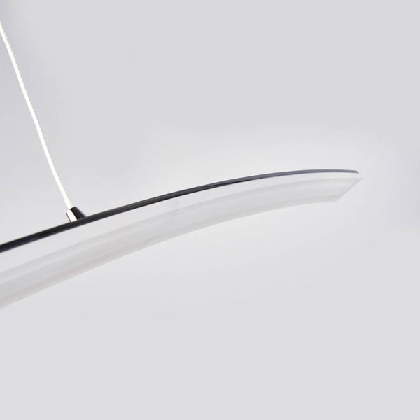 Detailansicht einer geschwungenen LED-Pendelleuchte mit schmalem Profil und Drahtseilaufhängung.