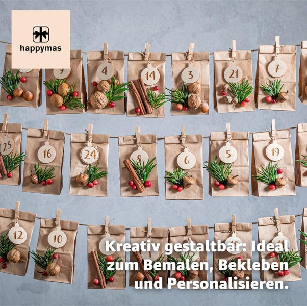 DIY Adventskalender mit Papierbeuteln, Nummernanhängern, Tannenzweigen und Dekorationen