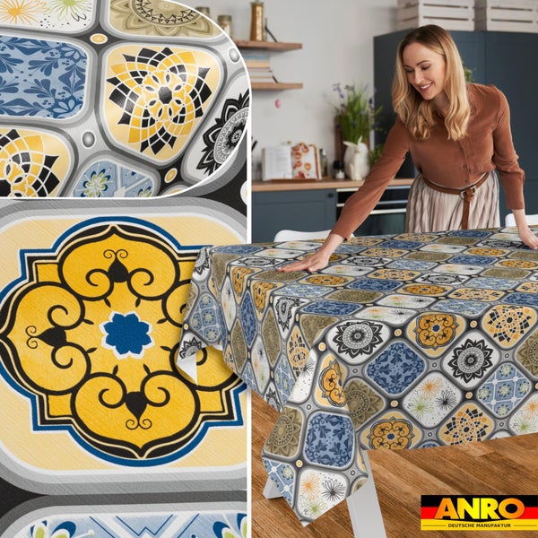 Abwaschbare Tischdecke mit orientalischem Fliesenmuster auf einem Küchentisch ausgebreitet.