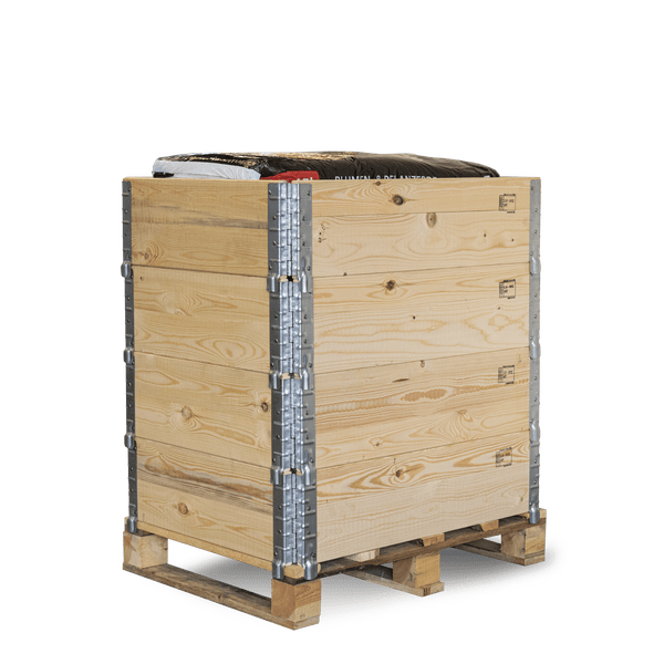 Gestapeltes Brennholz in Holzpaletten, verpackt für den Transport.