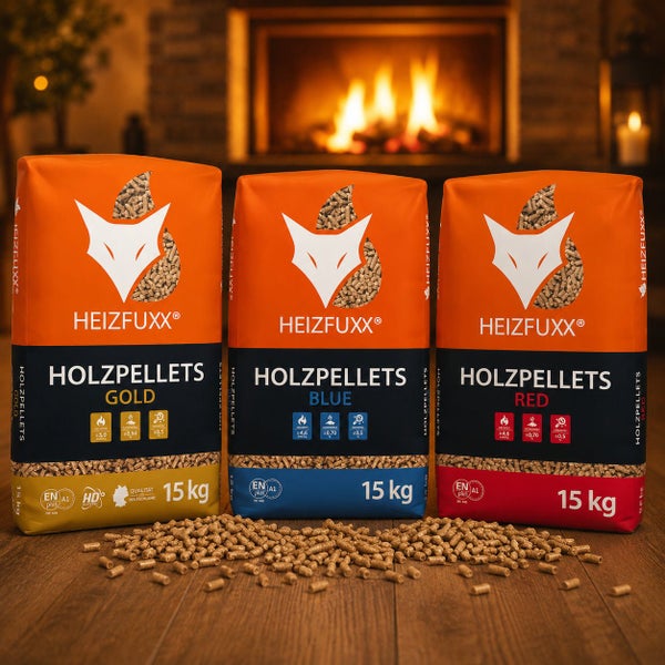 Drei 15 Kilogramm Saecke Holzpellets von Heizfuxx in den Varianten Gold, Blue und Red vor einem Kamin.