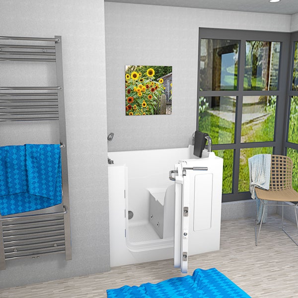 Seniorengerechte Sitzbadewanne mit Tür in modernem Badezimmer mit Handtuchheizkörper und Fensterblick ins Grüne.