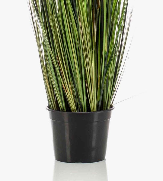 Detailansicht einer grünen künstlichen Eukalyptuspflanze aus Kunststoff mit vielen kleinen runden Blättern.