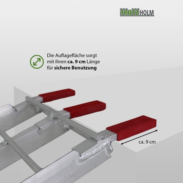 Detail einer Auffahrrampe aus Aluminium mit gummierter Auflagefläche von circa 9 Zentimeter Länge. Trutzholm Logo.