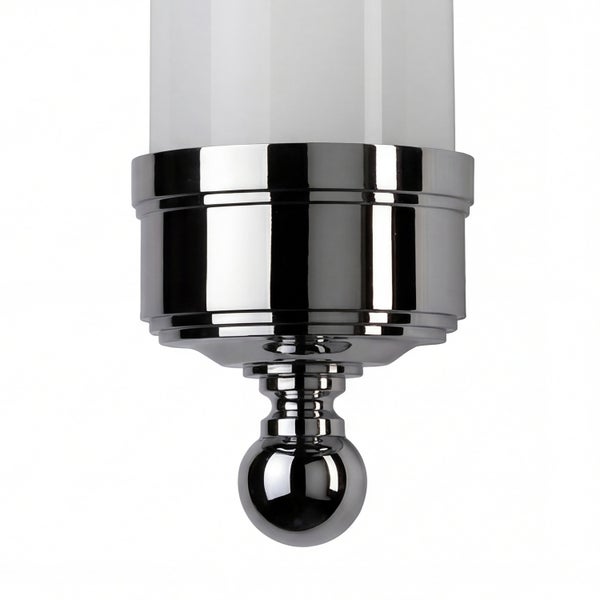 Detail einer Chrom-Leuchte mit dekorativem Kugelelement