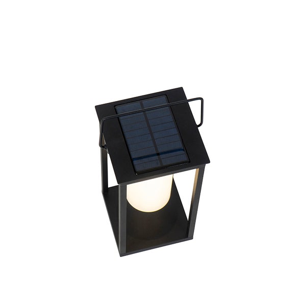 Solar-Laterne für den Außenbereich mit schwarzem Metallrahmen, obenliegendem Solarpanel und warmweißer Lichtquelle.