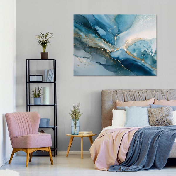 Schlafzimmer mit Bett, Beistelltisch, Sessel und Regal mit Dekoration