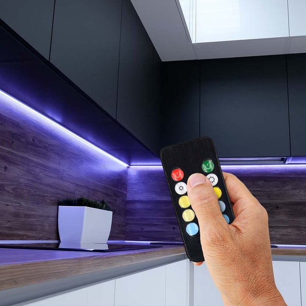 LED-Leuchtstreifen mit Fernbedienung in einer modernen Küche